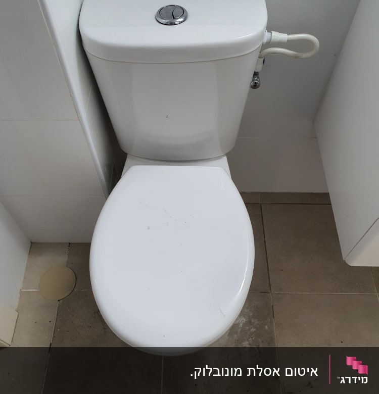 אסלה עם חיבור צינור מים